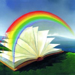 Geöffnete Bibelseiten mit überwölbendem Regenbogen.
